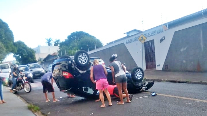 Motorista inabilitada sofre mal súbito e capota veículo